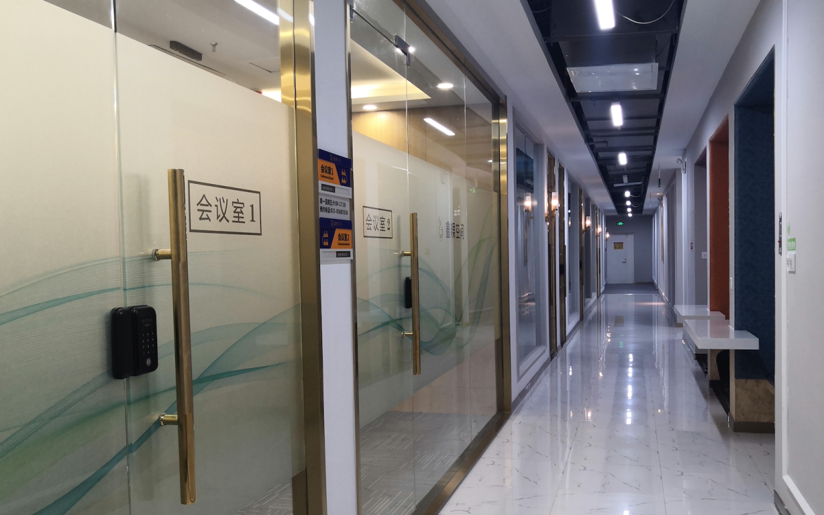 办公区走廊实景，点击放大